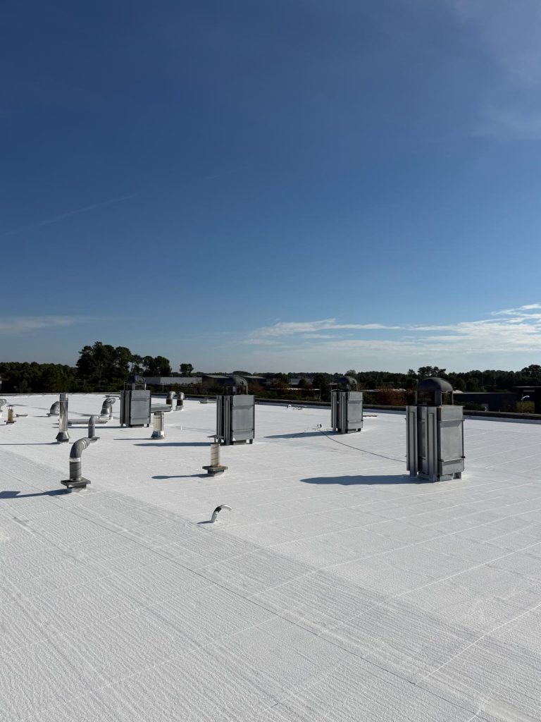 Toiture chaude ou toiture froide : comprendre la configuration de votre bâtiment avant de traiter la surchauffe